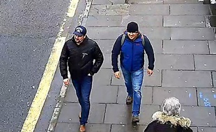 Les deux suspects capturés par les caméras de surveillance de Salisbury.