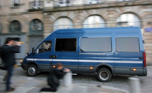 Une escorte amène un détenu à la cour d'assises d'Ille-et-Vilaine à Rennes.