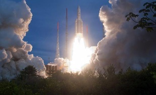L'espace restera un secteur en croissance et un investissement rentable dans les décennies à venir, a estimé jeudi le président du Centre national d'études spatiales (CNES), Yannick d'Escatha.