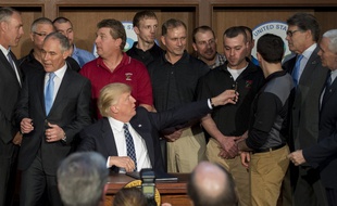 Donald Trump entouré de mineurs de Pennsylvanie, le 28 mars 2017, lors de la signature du décret remettant en cause le Clean Power Plan.