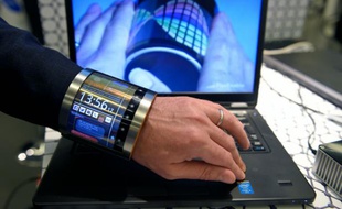 Un écran flexible de Flexenable présenté sur un poignet au Congrès mondial de la téléphonie mobile (MWC) de Barcelone, le 23 février 2016