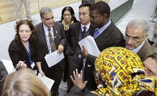 Les participants à la conférence de Nagoya, à la sortie d'un groupe de travail, le 22 octobre 2010.