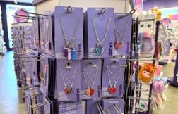 Claire’s, une des boutiques préférées des adolescentes, placée en redressem…