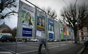 Panneaux électoraux le 1er décembre 2015 à Delle