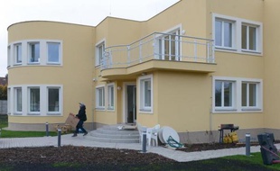 La police a découvert jeudi des armes chez l'ambassadeur palestinien à Prague, où les enquêteurs tchèques et les experts palestiniens poursuivaient leurs investigations pour éclaircir le mystère sur l'explosion qui a tué mercredi ce diplomate.