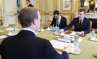 Mark Zuckerberg (de dos) lors d'une rencontre avec Emmanuel Macron, le 10 mai 2019.
