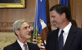 Les anciens directeur du FBI Robert Mueller (gauche) et James Comey, personnages-clés dans l'enquête sur Donald Trump et la Russie.