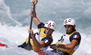 Les kayakistes Gauthier Klauss (à g.) et Matthieu Pêche, lors des qualifications de leur épreuve aux Jeux olympiques de Londres, le 29 juillet 2012.
