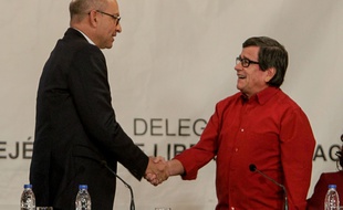 Le représentant du gouvernement colombien Mauricio Rodriguez (à g.) serre la main du délégué de l'Armée de libération nationale (ELN), à Caracas, au Venezuela, le 10 octobre 2016.