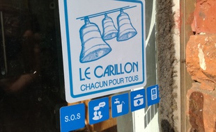 Coups de fil, premiers soins ou verre d'eau, chaque commerçant carillonneur affiche en vitrine le service simple qu'il peut rendre.