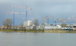 Grues de chantier dans le quartier des Bassins à Flot à Bordeaux