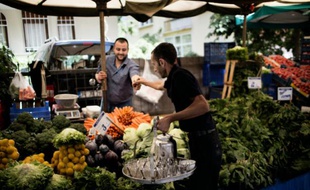 Un homme vend du thé dans un marché du quartier de Kecioren à Ankara, le 10 juin 2013