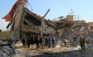 Des syriens autour des ruines d'un hôpital soutenu par Médecins sans frontières (MSF), à Maaret al-Noomane, une zone rebelle dans la province d'Idleb, le 15 février 2016