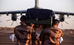 Les corps des soldats tués ont été transportés jusqu'en France.