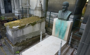 La tombe de Georges Méliès au cimetière du Père Lachaise à Paris.