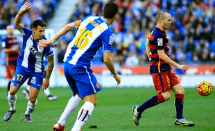 Le joueur du Barça Andrès Iniesta, le 2 janvier 2016 contre l'Espanyol Barcelone.