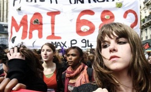 Les lycéens ont à nouveau exprimé jeudi leur opposition aux suppressions de postes prévues à la rentrée, lors d'une manifestation à Paris émaillée d'incidents, assurant qu'ils ne désarmeraient pas malgré les vacances franciliennes.