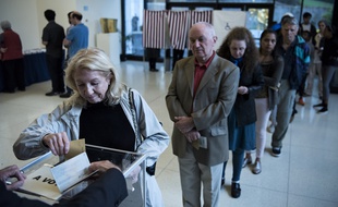 Des Français votent pour l'élection présidentielle à l'ambassade de France à Washington, samedi 22 avril.