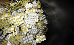 Production de Doliprane dans l'usine de Sanofi-Aventis, à Lisieux, dans le nord de la France, le 28 octobre 2009