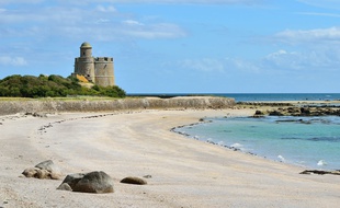 Une plage à Saint-Vaast-la-Hougue (Manche), illustration.