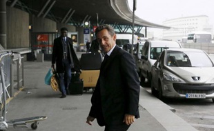 Nicolas Sarkozy, à l'aéroport de Roissy, lundi 26 novembre.