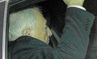 Dominique Strauss-Kahn, à la sortie de son audition, lundi soir à Lille.