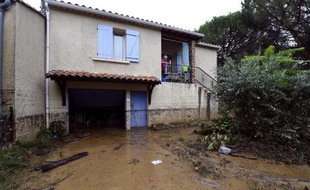 Une femme dans sa maison inondée à Lamalou-les-Bains dans l'Hérault, le 18 septembre 2014