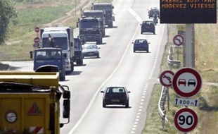 Des pollutions de l'air ont été constatées samedi dans plusieurs régions, favorisées par une météo défavorable à la dispersion des polluants (absence de vent, beau temps froid), selon les préfectures et organismes de surveillance de la qualité de l'air.