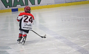 Un enfant jouant au hockey sur glace. Illustration.