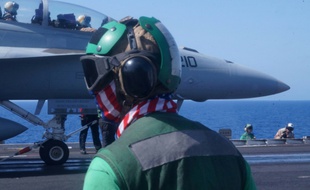 Un chasseur américain s'apprête à décoller du porte-avion USS Harry S. Truman en Méditerranée orientale, le 7 juin 2016
