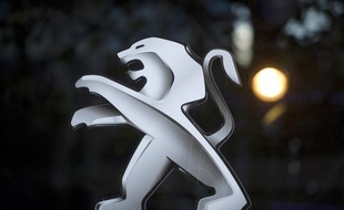 Le constructeur automobile français PSA Peugeot Citroën a dit examiner "des projets de coopérations et d'alliances" à propos desquels "des discussions sont en cours", alors que le site LaTribune.fr a fait état mardi de négociations avancées pour un mariage avec General Motors.