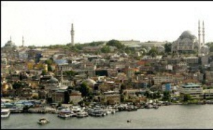 Des centaines de voyageurs en majorité français étaient toujours bloqués en Turquie lundi, pour la deuxième journée, au retour des vacances estivales, à la suite d'un différend entre leur agence de voyage et la compagnie aérienne turque devant les ramener en France.