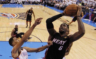 LeBron James à la lutte avec Thabo Sefolosha lors du match 2 de la finale NBA 2012 entre Miami et Oklahoma (jeudi 14 juin 2012)
