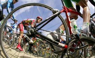 Le peloton s'attaque au mythe des pavés dimanche dans Paris-Roubaix, la "reine des classiques" de 259 kilomètres qui compte maints prétendants derrière son vainqueur sortant, le Suisse Fabian Cancellara.