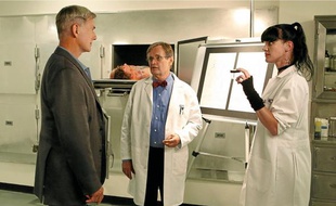 Pour entrer dans son personnage, McCallum a assisté à des autopsies dès le petit matin.