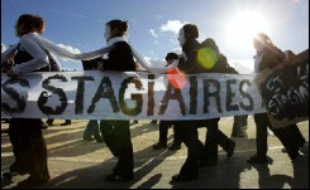 Les stages étudiants en entreprise, dont les utilisations abusives ont été dénoncées ces derniers mois par le collectif "Génération précaire", devraient être désormais mieux encadrés par une "charte", lancée mercredi par le gouvernement.
