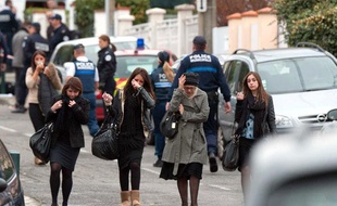 Des familles d'élèves aux abords du collège juif Ozar Hatorah à Toulouse, le 19 mars 2012.