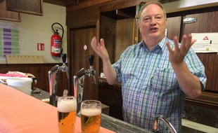 José Cardon donne des cours pour apprendre aux futurs cafetiers à bien servir la bière en Belgique.