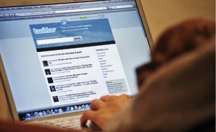 Une personne consulte sa timeline Twitter sur un ordinateur portable.