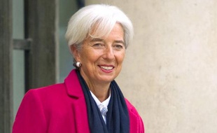 La directrice générale du FMI Christine Lagarde a estimé lundi à Berlin que les Etats de la zone euro devaient se doter d'un "pare-feu plus vaste" contre la crise, sans convaincre la chancelière allemande qui a répété son opposition à une telle mesure.