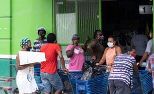 A Belize city, les citoyens se préparent à l'arrivée de l'ouragan Nana mercredi 2 septembre 2020.