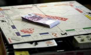Des billets de 500 euros sur un plateau de jeu de Monopoly le 13 janvier 2015 à Saint-Avold