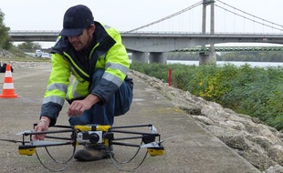 L'un des opérateurs du drones -deux sont nécessaires- lors du test effectué par la SNCF sur le viaduc de Roquemaure, entre le Vaucluse et le Gard, le 5 novembre 2013