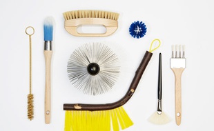 «Du ménage à l'art» présente plus de 400 brosses différentes.