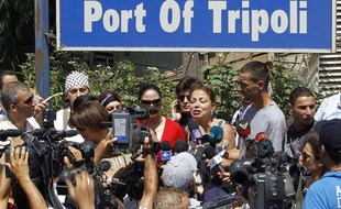 L'organisatrice de la «flottille des femmes», Samar al-Hajj, annonce à la presse le départ prochain du Mariam, qui doit briser le blocus israélien de la bande Gaza, dans le port de Tripoli, au Liban, le 19 août 2010.