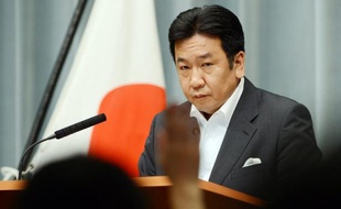 Depuis l'annonce la semaine dernière de la fin du nucléaire d'ici une trentaine d'années, le gouvernement japonais semble s'empêtrer dans son propre projet et la presse fustige cette cacophonie.