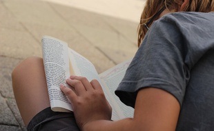 Un enfant qui lit