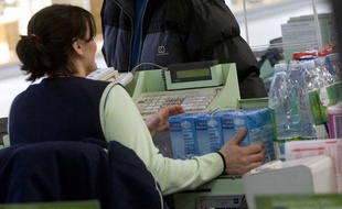 Une caissière dans un supermarché de Lieusaint (Seine-et-Marne), le 7 avril 2008
