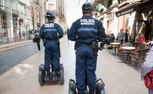 Une patrouille de policiers municipaux dans la rue Sainte-Catherine.