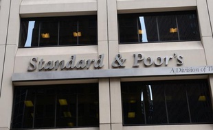 L'agence de notation financière Standard and Poor's a annoncé jeudi qu'elle dégradait d'un cran la note de la dette long terme de PSA Peugeot Citroën, à "BB-", assortie d'une perspective négative.